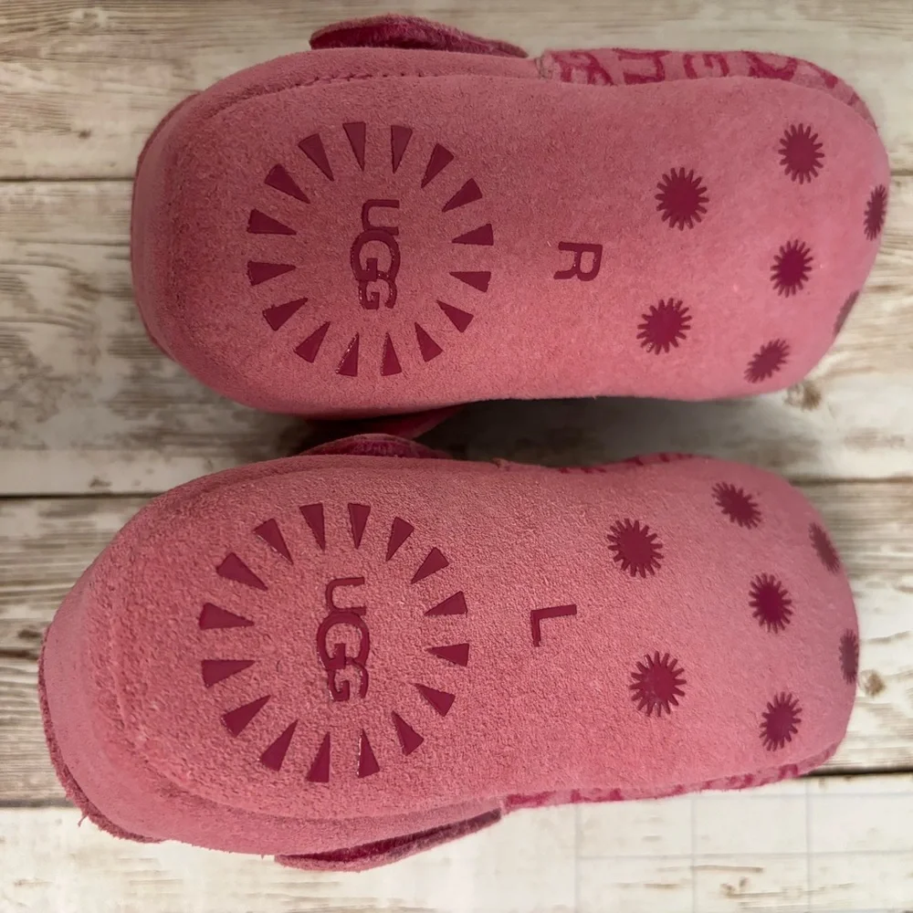 UGG Roos Baby Girl Crib Booties Logo Print Pink Size 4/5 - Picture 5 of 8